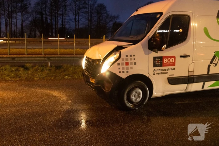 Auto belandt in sloot na aanrijding met bestelbus