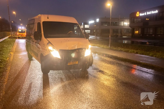 Auto belandt in sloot na aanrijding met bestelbus