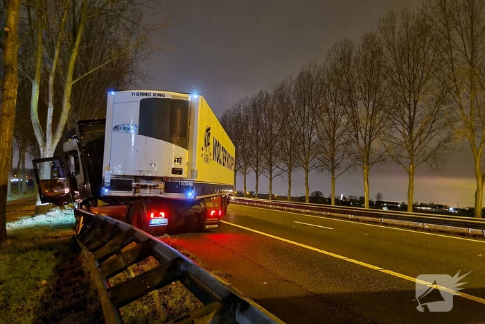 Vrachtwagen schaart en neemt vangrail mee
