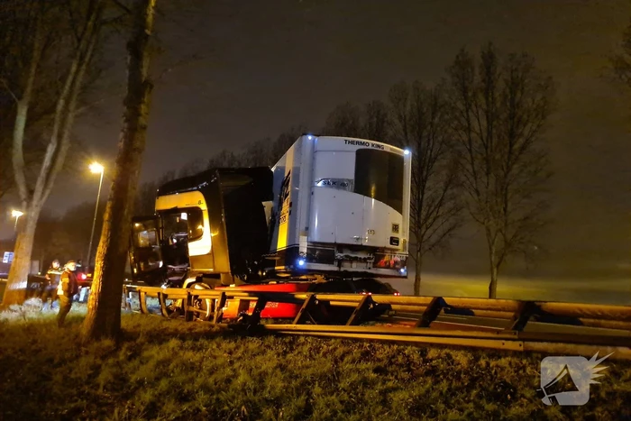 Vrachtwagen schaart en neemt vangrail mee
