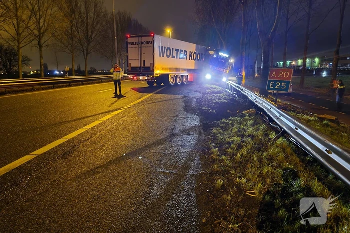 Vrachtwagen schaart en neemt vangrail mee
