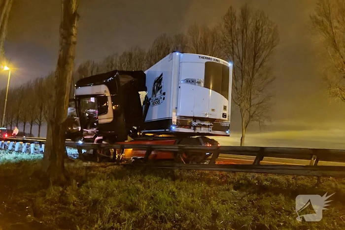Vrachtwagen schaart en neemt vangrail mee