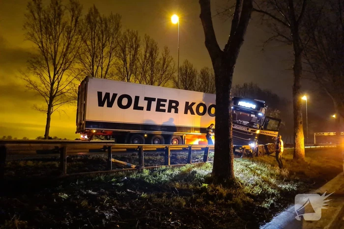 Vrachtwagen schaart en neemt vangrail mee
