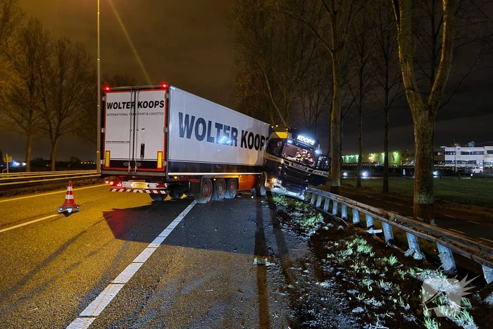 Vrachtwagen schaart en neemt vangrail mee