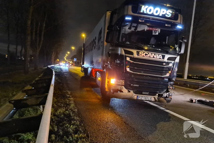 Vrachtwagen schaart en neemt vangrail mee