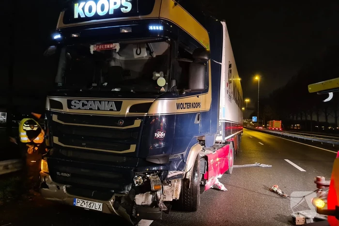 Vrachtwagen schaart en neemt vangrail mee