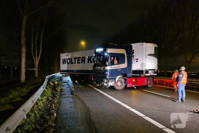 Vrachtwagen schaart en neemt vangrail mee