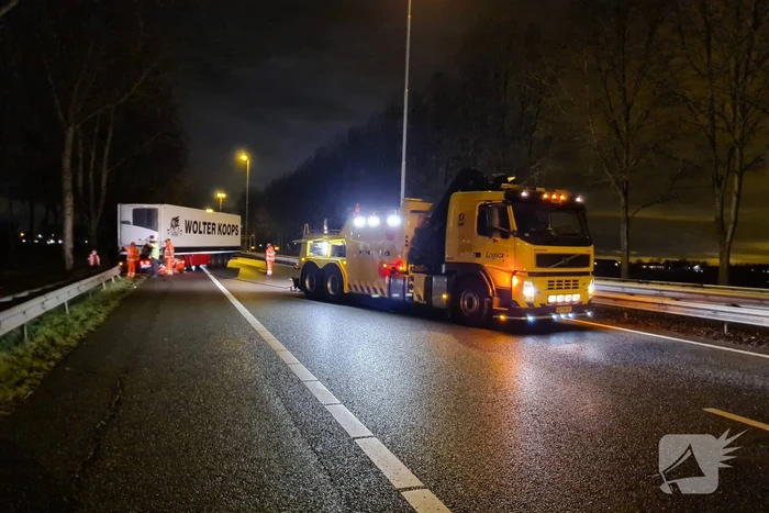 Vrachtwagen schaart en neemt vangrail mee