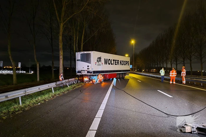 Vrachtwagen schaart en neemt vangrail mee