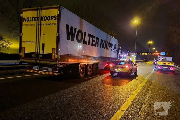Vrachtwagen schaart en neemt vangrail mee