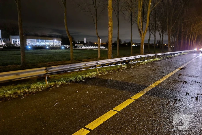 Vrachtwagen schaart en neemt vangrail mee