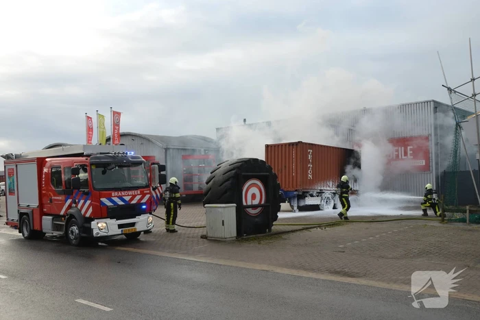 Oplegger met zeecontainer vliegt in brand
