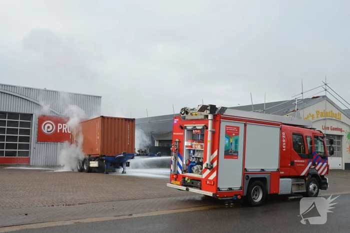 Oplegger met zeecontainer vliegt in brand