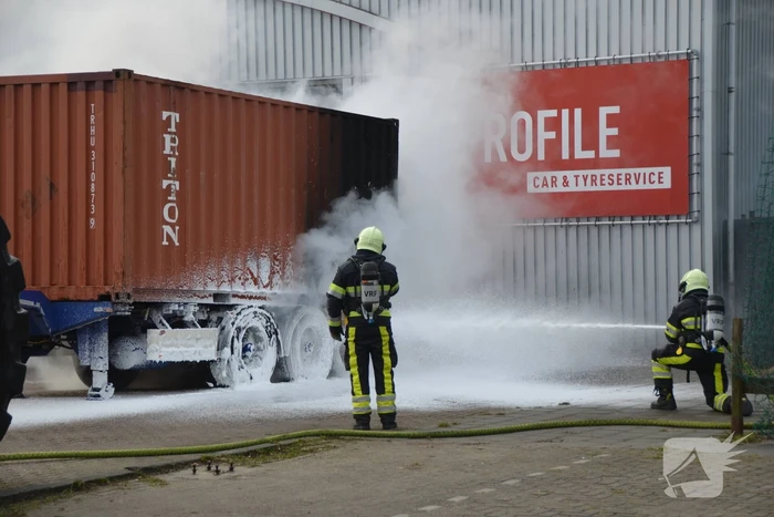 Oplegger met zeecontainer vliegt in brand
