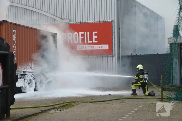 Oplegger met zeecontainer vliegt in brand