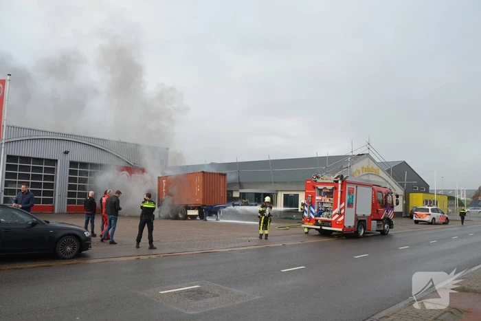Oplegger met zeecontainer vliegt in brand