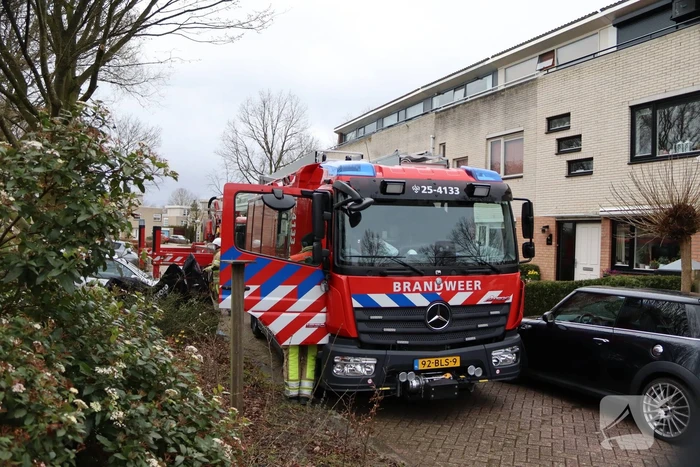 Gevaarlijk hangende tak door brandweer verwijderd