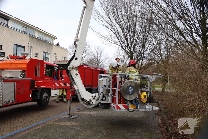 Gevaarlijk hangende tak door brandweer verwijderd
