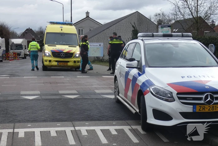 Overstekende fietser botst met auto