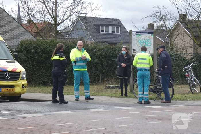 Overstekende fietser botst met auto