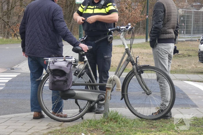 Overstekende fietser botst met auto