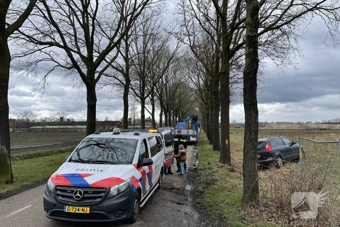 Auto belandt in greppel na botsing met vrachtwagen