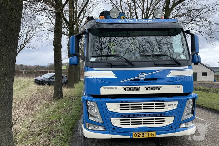 Auto belandt in greppel na botsing met vrachtwagen