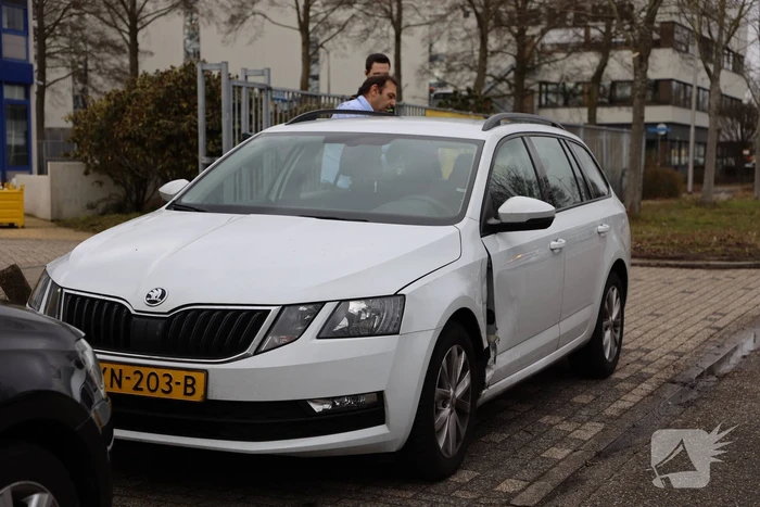 E-biker botst op spatbord van auto