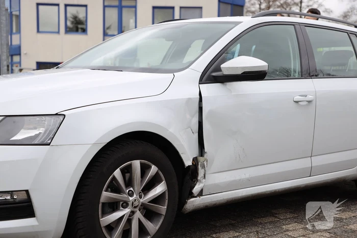 E-biker botst op spatbord van auto