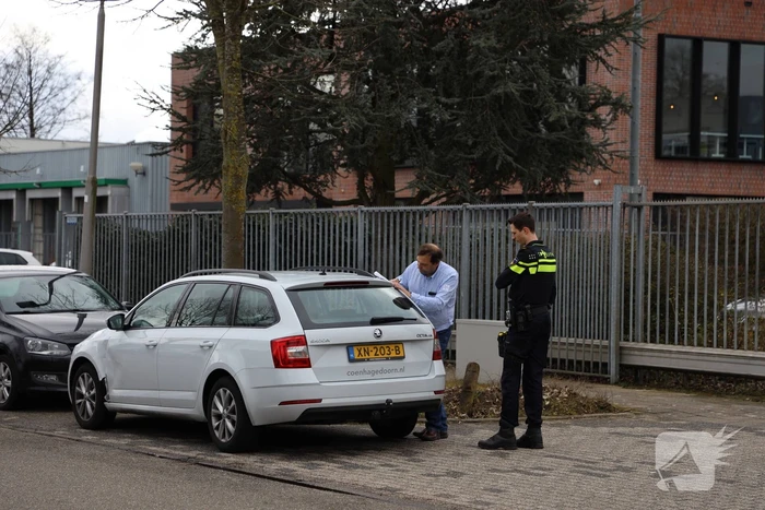 E-biker botst op spatbord van auto