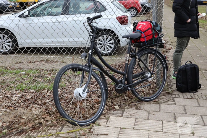 E-biker botst op spatbord van auto