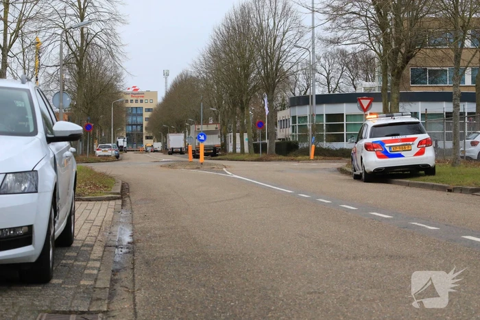E-biker botst op spatbord van auto
