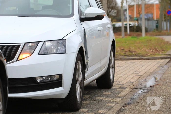 E-biker botst op spatbord van auto