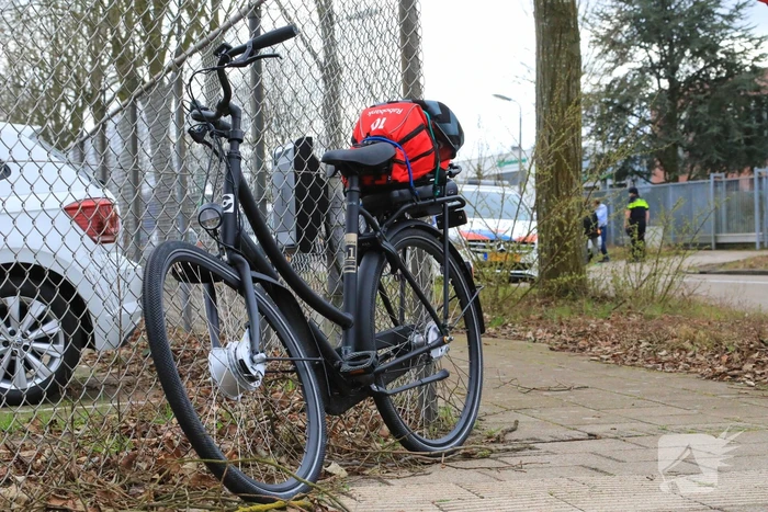E-biker botst op spatbord van auto
