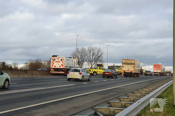 Snelweg dicht na ongeval met meerdere voertuigen