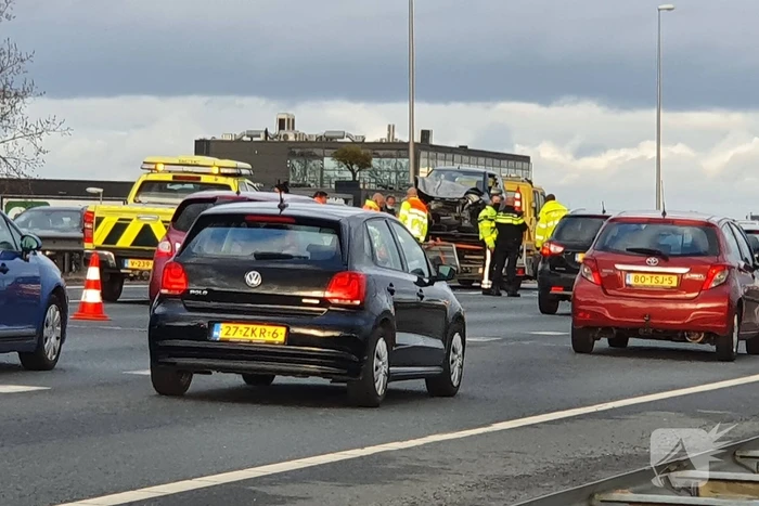 Snelweg dicht na ongeval met meerdere voertuigen