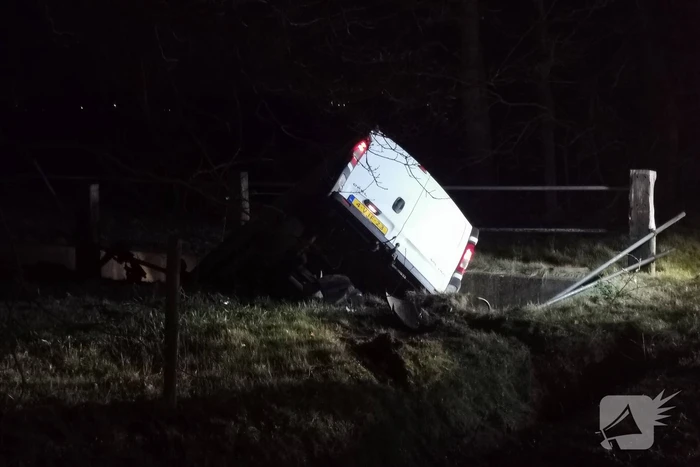 Bestelbus rijdt veetunnel in