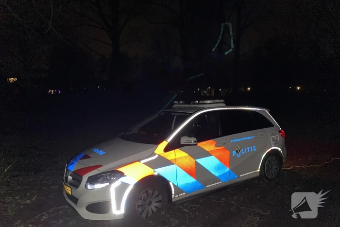 Politievoertuig vast in modder