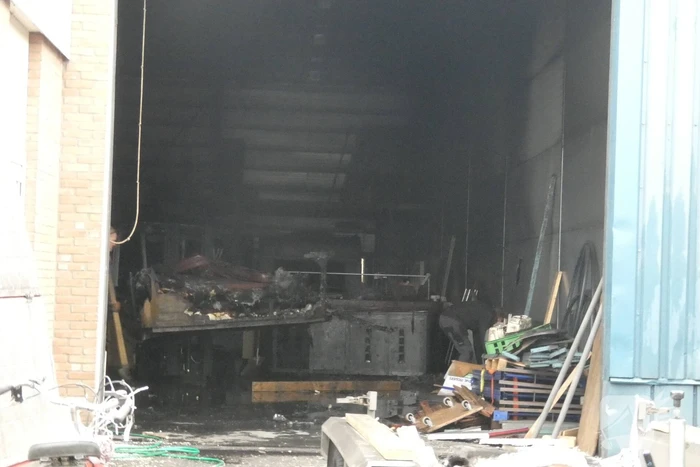 Oldtimers beschadigd door brand in loods