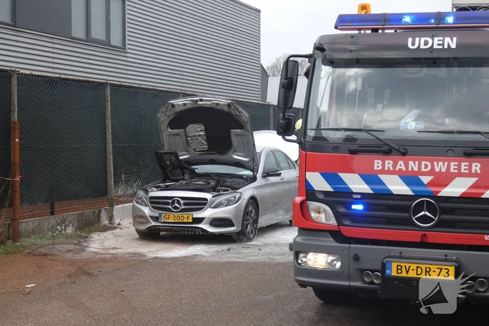 Geparkeerde Mercedes vliegt spontaan in brand