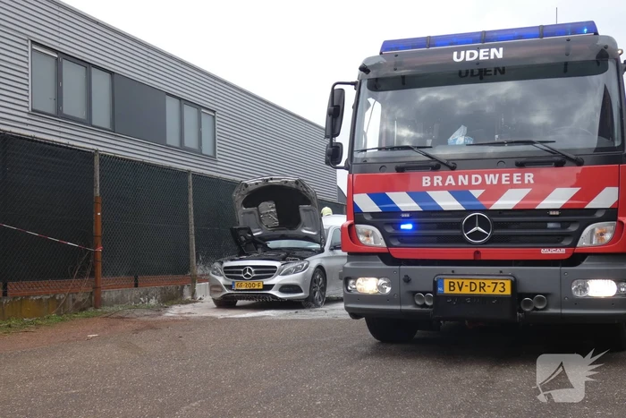 Geparkeerde Mercedes vliegt spontaan in brand