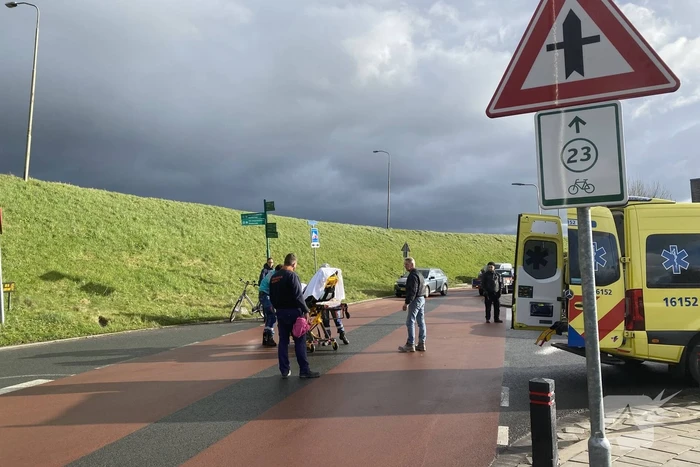 Fietser botst tegen portier auto en raakt gewond