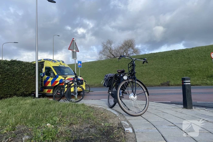 Fietser botst tegen portier auto en raakt gewond