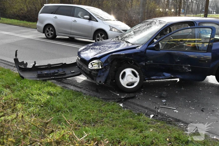 Persoon gewond bij botsing tussen twee voertuigen