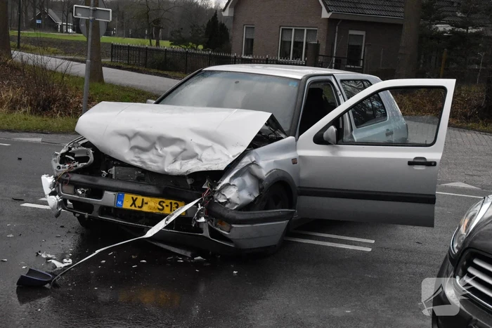 Persoon gewond bij botsing tussen twee voertuigen