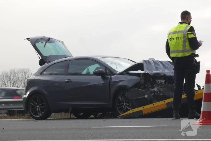 File na aanrijding tussen drie voertuigen