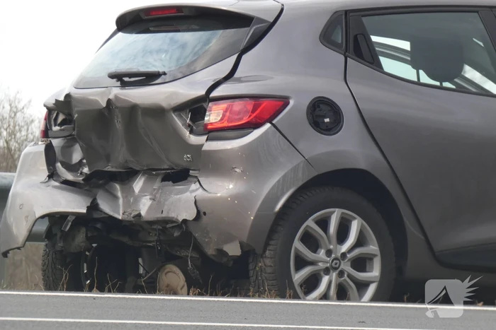 File na aanrijding tussen drie voertuigen