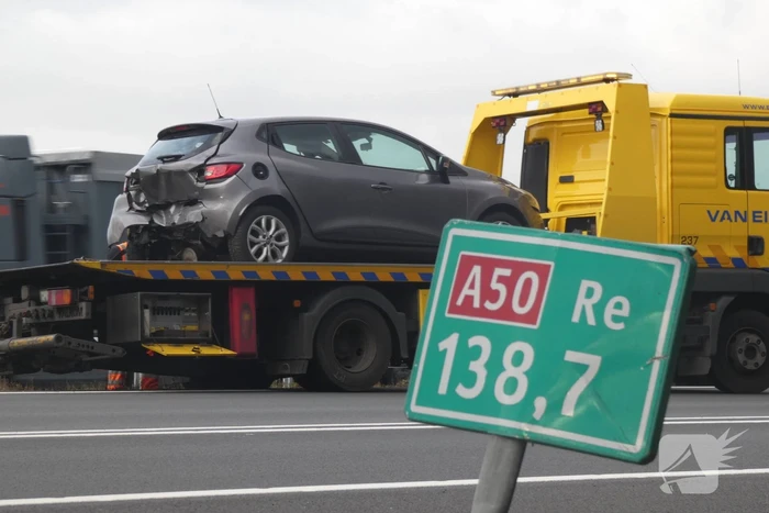 File na aanrijding tussen drie voertuigen