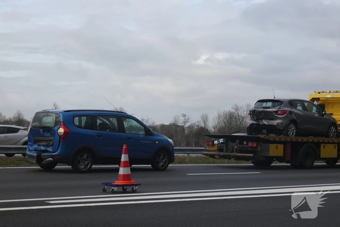 File na aanrijding tussen drie voertuigen