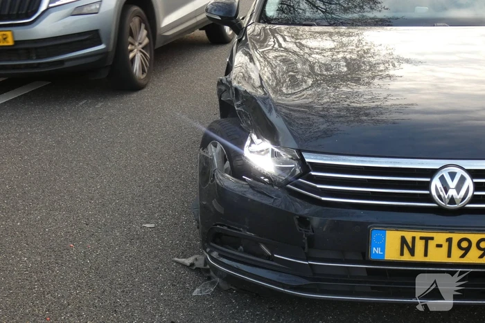 Bestuurders zien elkaar over het hoofd en komen in botsing